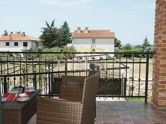 Dvojna hiša z bazenom - 350 m do plaže